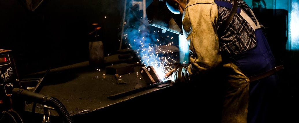 gambar orang sedang welding