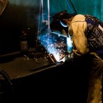 gambar orang sedang welding
