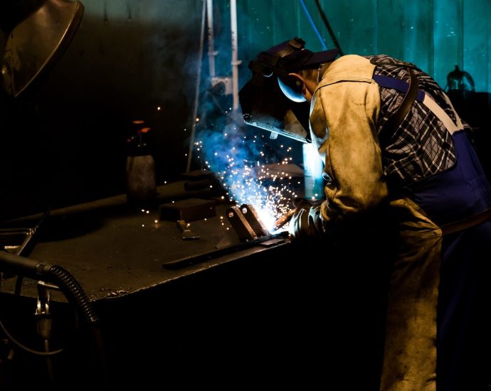 gambar orang sedang welding